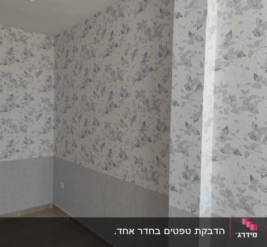 טפט פרחוני בגווני אפור על קיר פנימי